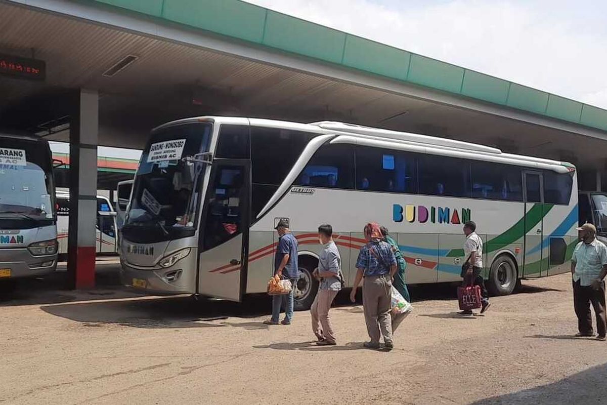 Para penumpang menaiki sebuah armada bus untuk pergi ke luar daerah tujuan dari Kota Tasikmalaya menjelang dimulainya pertama puasa, Senin (12/4/2021).