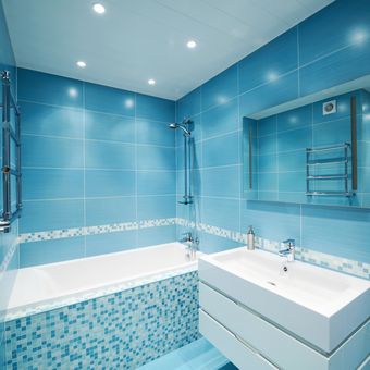 Ilustrasi kamar mandi dengan warna cat biru.