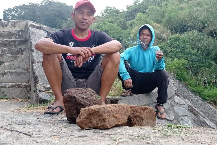 Warga di Magetan temukan batu bata berukuran raksasa di Bukit Sepundung. Batu bata tersebut berukuran 20X40 cm dan tebal 10 cm. Di bukit tersebut warga juga menemukan perhiasan emas.