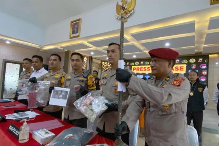 Polisi menunjukkan barang bukti alat kejahatan untuk pencurian barang minimarket di Kabupaten Garut, Jawa Barat, Rabu (24/1/2023).  
