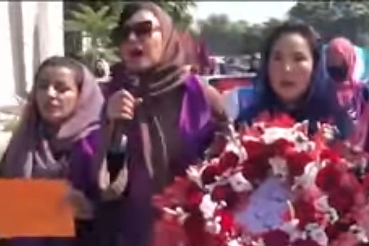 Rombongan wanita demo di Kabul yang berakhir bentrok. [SS/YOUTUBE/FRANCE24ENGLISH]