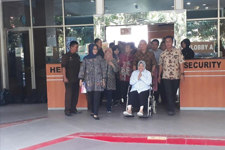 Wali Kota Surabaya Tri Rismaharini keluar dari gedung Graha Amerta RSUD Dr Soetomo, Surabaya, Jawa Timur, didampingi keluarga dan pejabat Pemkot Surabaya, Rabu (3/7/2019). Kondisi kesehatan Risma telah membaik dan sudah diperbolehkan pulang.