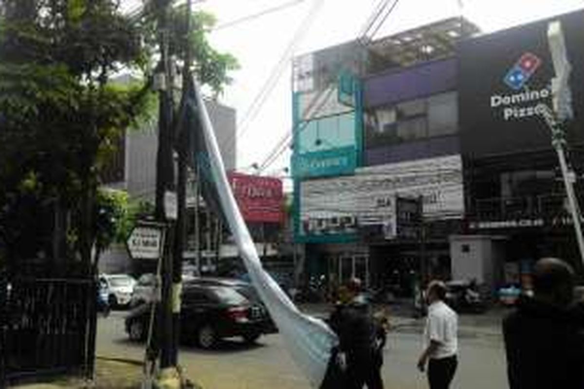 Sebuah spandung yang berada di sekitar ruas Jalan Radio Dalam Raya diturunkan, Jakarta, Selasa (9/2/2016).
