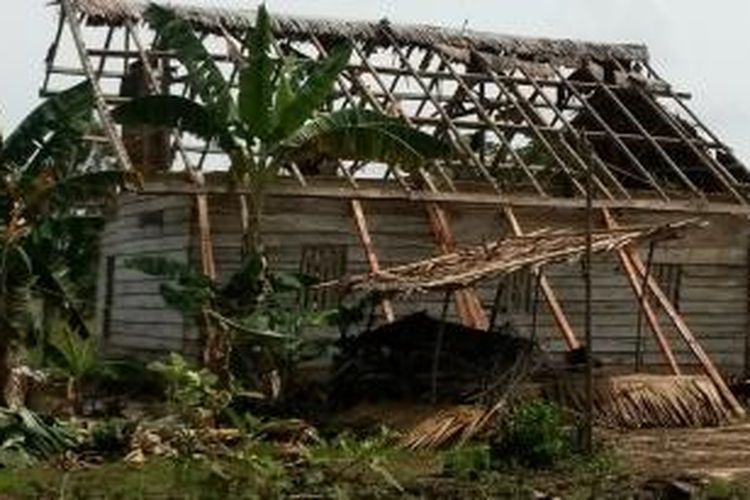 Salah satu rumah warga yang diterjang angin puting beliung di Desa Wukusao, Kecamatan Wonggeduku, Kabupaten Konawe, Sulawesi Tenggara. Namun hingga kini pemerintah daerah belum memberikan bantuan kepada warga korban bencana angin puting beliung.