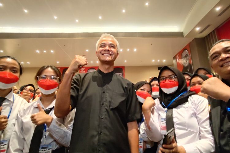 Bakal calon presiden (bacapres) PDI-P Ganjar Pranowo ditemui di Kelapa Gading, Jakarta Utara, Kamis (9/11/2023).