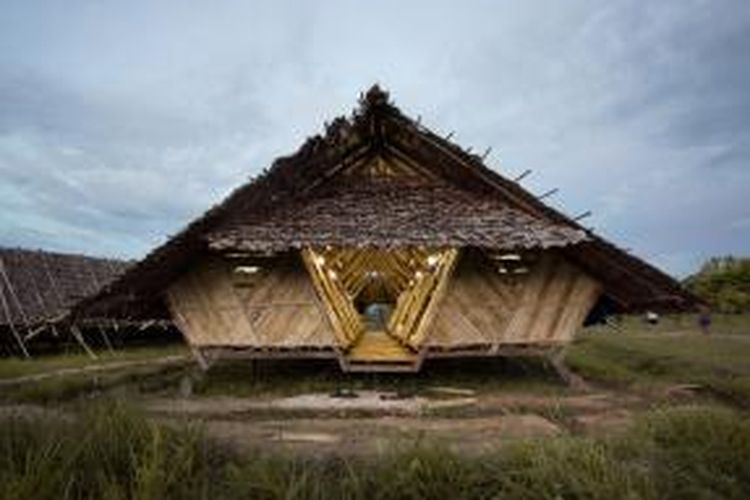 Para arsitek merancang struktur bangunan kayu yang dilapisi bahan material lokal, dalam hal ini bambu dan jerami. Sejauh ini Agora Architects telah berhasil membuat lima kamp. Masing-masing kamp tersebut berkapasitas 25 orang dan memiliki luas 75 meter persegi. 