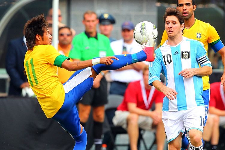 Pemain Brasil Neymar (11) berhadapan dengan megabintang Argentina Lionel Messi (10) pada laga persahabatan di Staion MetLife, New Jersey, 9 Juni 2012. Messi ketika itu mencetak hat-trick dan membantu Argentina menang 4-3 atas Brasil.