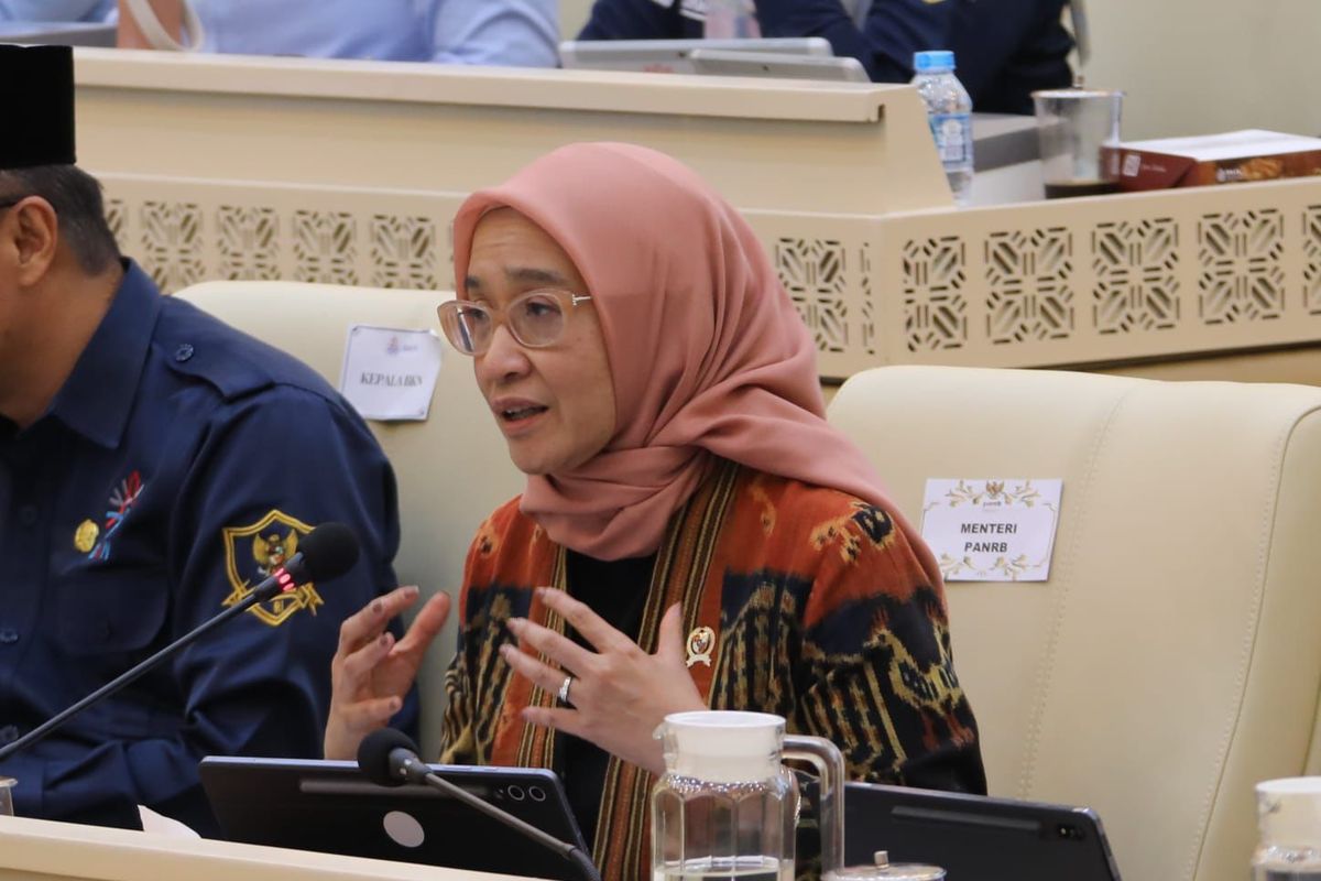 Menteri Pendayagunaan Aparatur Negara dan Reformasi Birokrasi (PANRB) Rini Widyantini dalam Rapat Kerja dengan Komisi II DPR RI tentang Program Kerja Tahun 2026 dan Tindak Lanjut Hasil Pemeriksaan BPK di Jakarta, Selasa (31/3/2026).