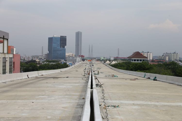 Progres pekerjaan Tol Layang Dalam Kota Jakarta Seksi A Kelapa Gading-Pulogebang Sudan mencapai 71 persen, Kamis (15/10/2020). Jalan bebas hambatan ini ditargetkan rampung Juni 2021.