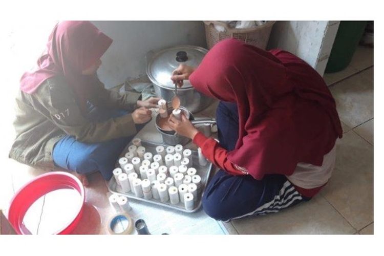 Dua mahasiswa Undip, Inas dan Putri, menunjukkan proses pencetakan krayon dengan menggunakan silikon di rumah produksinya di di rumahnya di Jalan Bukit Flamboyan 1 F, Sendangmulyo, Tembalang. 
