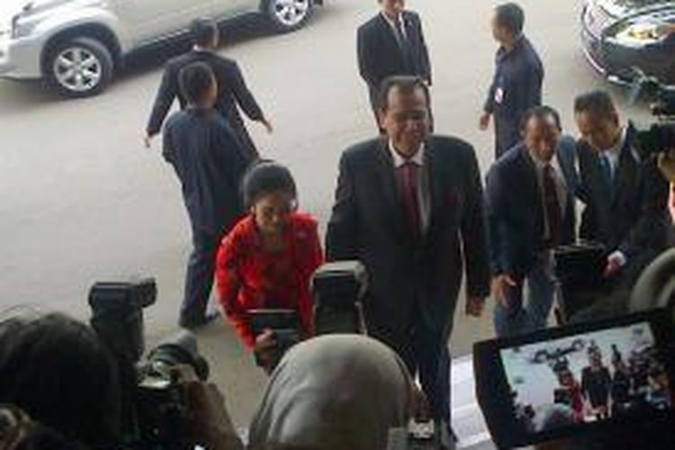 CT saat tiba di Kantor Kemenko, Lapangan Banteng, Jakarta, untuk serah terima jabatan dengan Hatta Rajasa, Menko Bidang Perekonomian, Senin (19/5/2014).