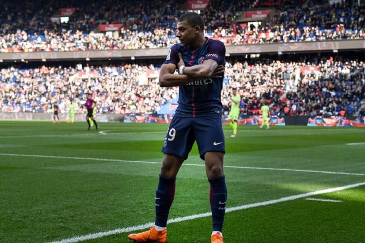 Gaya penyerang PSG, Kylian Mbappe, seusai mencetak gol ke gawang Angers pada pertandingan Ligue 1 di Stadion Parc des Princes, Rabu (14/3/2018). 