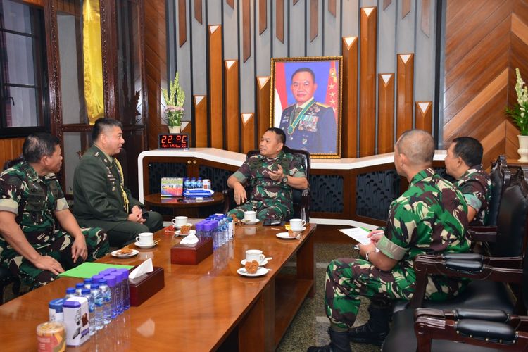 Kepala Staf Angkatan Darat (KSAD) Jenderal Dudung Abdurachman menerima kunjungan Atase Pertahanan Kedutaan Besar Filipina Colonel Emmanuel A Canilla PA (GSC) di Markas Besar Angkatan Darat (Mabesad), Jakarta, Selasa (15/3/2022).