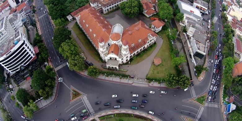 Bangunan Lawang Sewu di Semarang, Jawa Tengah, difoto dari udara, Minggu (29/6/2014). Lawang Sewu merupakan gedung peningggalan dari perusahaan kereta api swasta Nederlands-Indische Spoorweg Maatschappij atau NIS yang dibangun pada tahun 1904. 