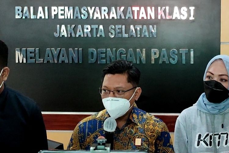 Kepala Bapas Jaksel, Ricky Dwi Biantoro (tengah) saat konferensi pers usai mendampingi Mantan anggota DPR dari Fraksi Partai Demokrat, Angelina Sondakh telah menjalani lapor diri perdana ke Balai Pemasyarakatan (Bapas) Kelas I Jakarta Selatan, Jalan Moch Kahfi, Jagakarsa, Jumat (4/3/2022).