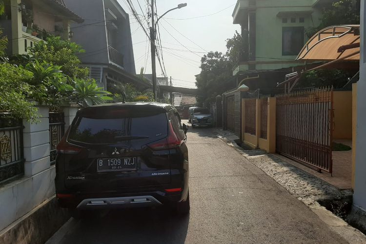 Parkir motor di atas selokan yang sekarang bagian atasnya ditutupi semen