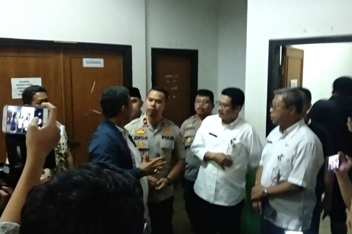 Ketua Dewan Perwakilan Rakyat Daerah (DPRD) DKI Jakarta Prasetio Edi Marsudi meninjau lokasi gudang narkoba di kompleks pendidikan Al Kamal, Jakarta Barat, Jumat (25/1/2019).