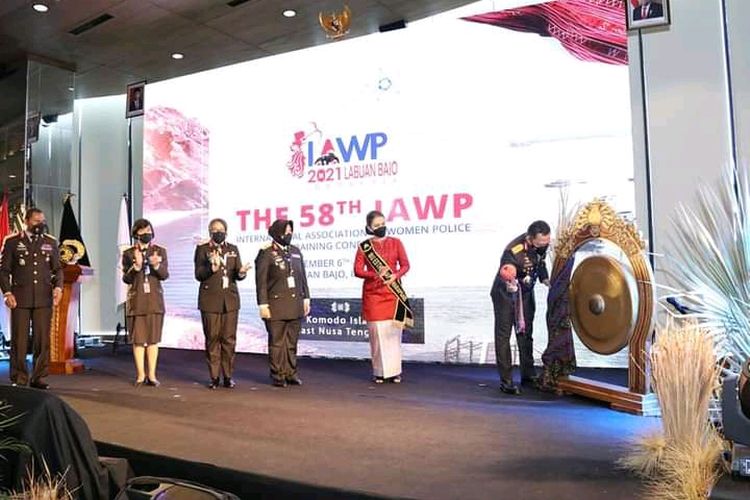 Kapolri Jenderal Listyo Sigit Prabowo membuka The 98 Th International Association Of Women Police (IAWP) Training Conference di Labuan Bajo, Manggarai Barat NTT, Minggu (7/11/2021). 