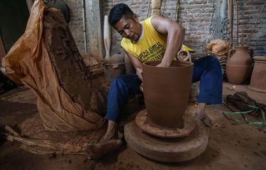 Perajin menyelesaikan pembuatan gerabah di Kasongan, Bantul, DIY, Kamis (22/10/2020). Di masa pandemi Covid-19 permintaan akan gerabah terutama pot bunga mengalami peningkatan.
