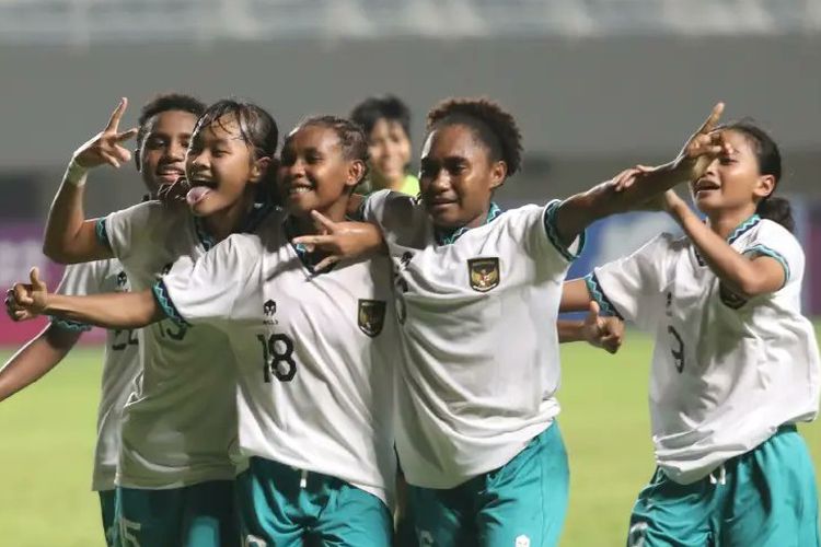 Timnas wanita Indonesia merayakan gol ke gawang Vietnam pada laga Grup A Piala AFF U18 Wanita 2022 di Stadion Gelora Jakabaring, Palembang, Selasa (26/7/2022) malam WIB. 