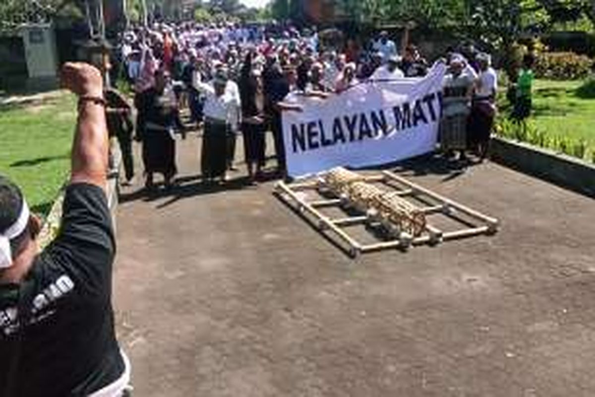 Paguyuban Nelayan Bali melakukan aksi demo di Wantilan DPRD Bali. 