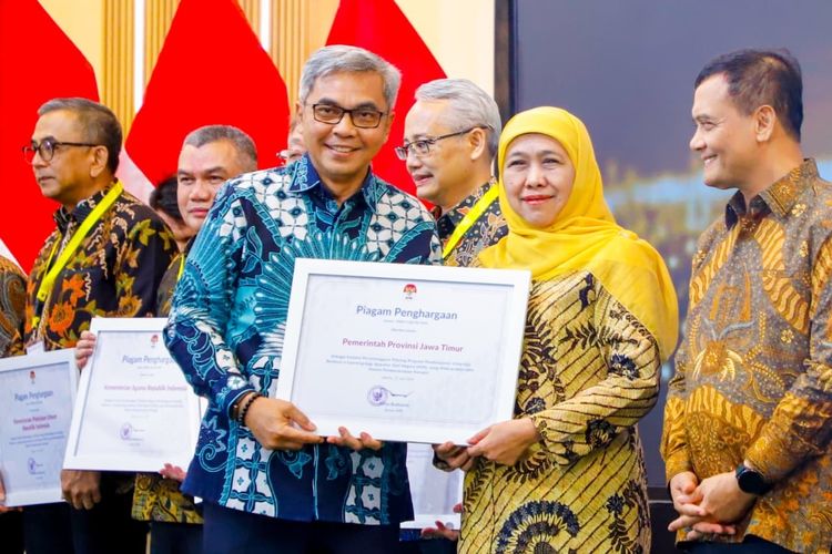Khofifah Terima Penghargaan KPK Lewat Program Pemahaman Digital ASN Antikorupsi