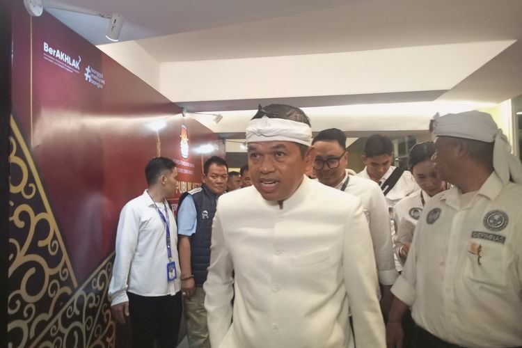Calon gubernur Jawa Barat nomor urut 4, Dedi Mulyadi tiba di lokasi debat publik ketiga di Gedung Pendidikan Maritim dan Logistik Indonesia (PMLI) di kawasan Puncak Bogor tepatnya di Gadog, Kecamatan Ciawi, Kabupaten Bogor, Sabtu (23/11/2024) malam.