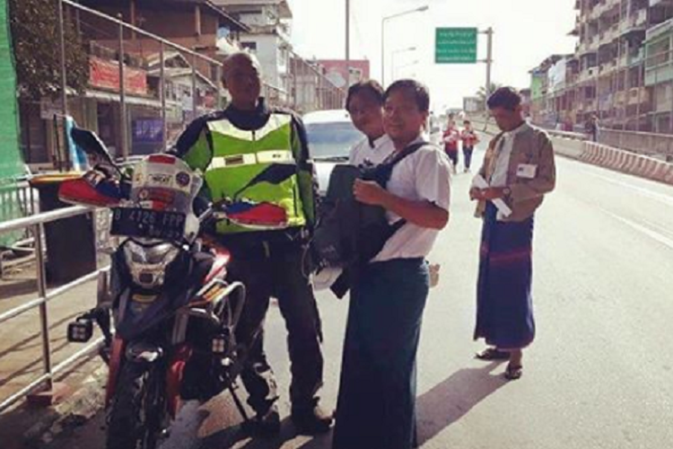 Gunadi saat berada di Myanmar. Gunadi adalah biker Indonesia yang tengah dalam misi mencapai Himalaya.