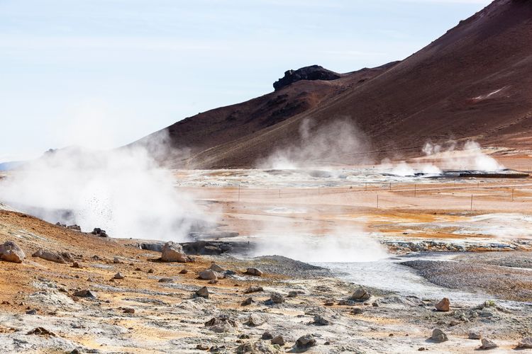 Ilustrasi energi panas bumi atau geothermal.