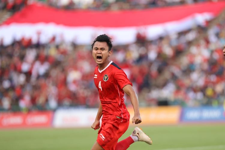 Ekspresi Komang Teguh Trisnanda seusai mencetak gol dalam pertandingan semifinal sepak bola SEA Games 2023 antara Timnas U22 Indonesia Vs Vietnam. Laga timnas U22 Indonesia vs Vietnam digelar di Stadion Nasional Olimpiade, Phnom Penh, Kamboja, pada Sabtu (13/5/2023) sore WIB. Artikel ini berisi jadwal dan link live streaming final sepak bola SEA Games 2023.