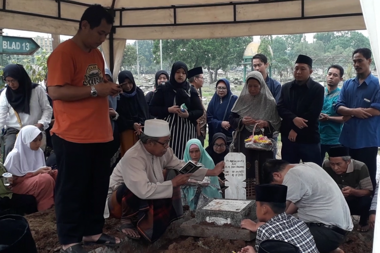 Suasana pemakaman Dufi, pria yang ditemukan tewas dalam drum di Bogor, di TPU Semper, Senin (19/11/2018).