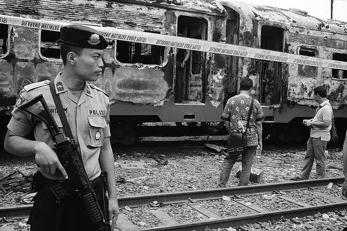 Rangkaian gerbong yang hangus terbakar masih di jalur parkir Stasiun Besar Rangkasbitung, Kabupaten Lebak, Banten, Rabu (13/10). Akibat belum dipindahkannya bangkai kereta tersebut, beberapa jadwal keberangkatan kereta dari Rangkasbitung menuju Jakarta mengalami keterlambatan karena harus menunggu rangkaian yang malam sebelumnya menginap di Stasiun Citeras, Jambu, dan Catang.