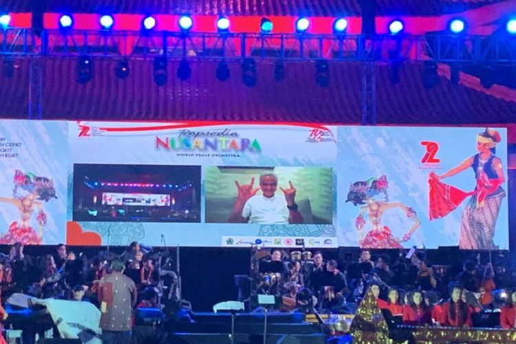 Gubernur Jawa Tengah, Ganjar Pranowo menyampaikan sambutan secara virtual dalam konser Rapsodia Nusantara yang digelar di Klenteng Agung Sam Poo Kong, Semarang, Jawa Tengah Sabtu (13/8/2022). 