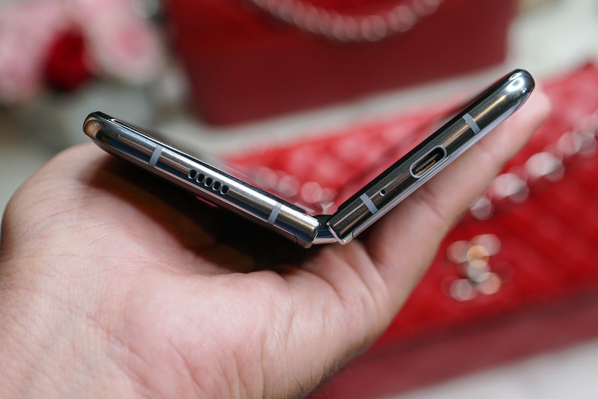 Galaxy Fold dalam keadaan setengah terbuka, memperlihatkan engsel di bagian bawah.
