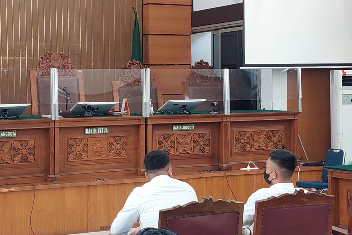 Terdakwa penganiaya remaja berinisial D (17), Mario Dandy Satriyo (20) dan Shane Lukas (19) saat tiba di ruang sidang Pengadilan Negeri Jakarta Selatan, Kamis (10/8/2023). 