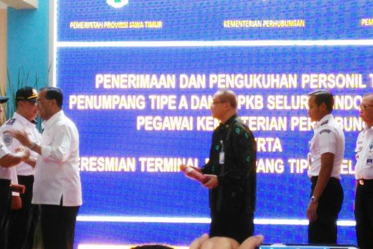 Menhub Budi Karya Sumadi saat mengukuhkan Personil Terminal Penumpang Tipe A dan Unit Pelaksana Penimbangan Kendaraan Bermotor (UPPKB) seluruh Indonesia sebagai pegawai Kementerian Perhubungan (Kemenhub) di Terminal Seloaji, Ponorogo, Jawa Timur, Jumat (3/2/2017).
