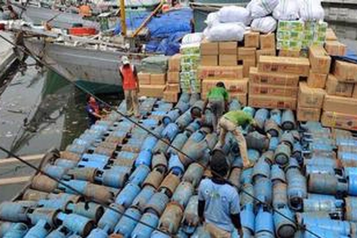 Buruh menata tabung elpiji ukuran 12 kilogram di kapal yang bersandar di Pelabuhan Sunda Kelapa, Jakarta, Selasa (23/4/2013). Pertamina membatalkan kenaikan harga elpiji yang awalnya direncanakan per 22 April. Pembatalan tersebut dikarenakan pemerintah kini lebih fokus mengenai masalah pengendalian Bahan Bakar Minyak subsidi.

