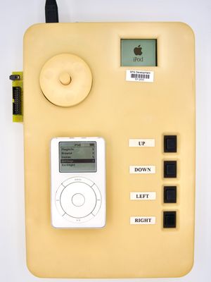 Prototipe iPod generasi pertama dibandingkan dengan iPod Classic 2001.