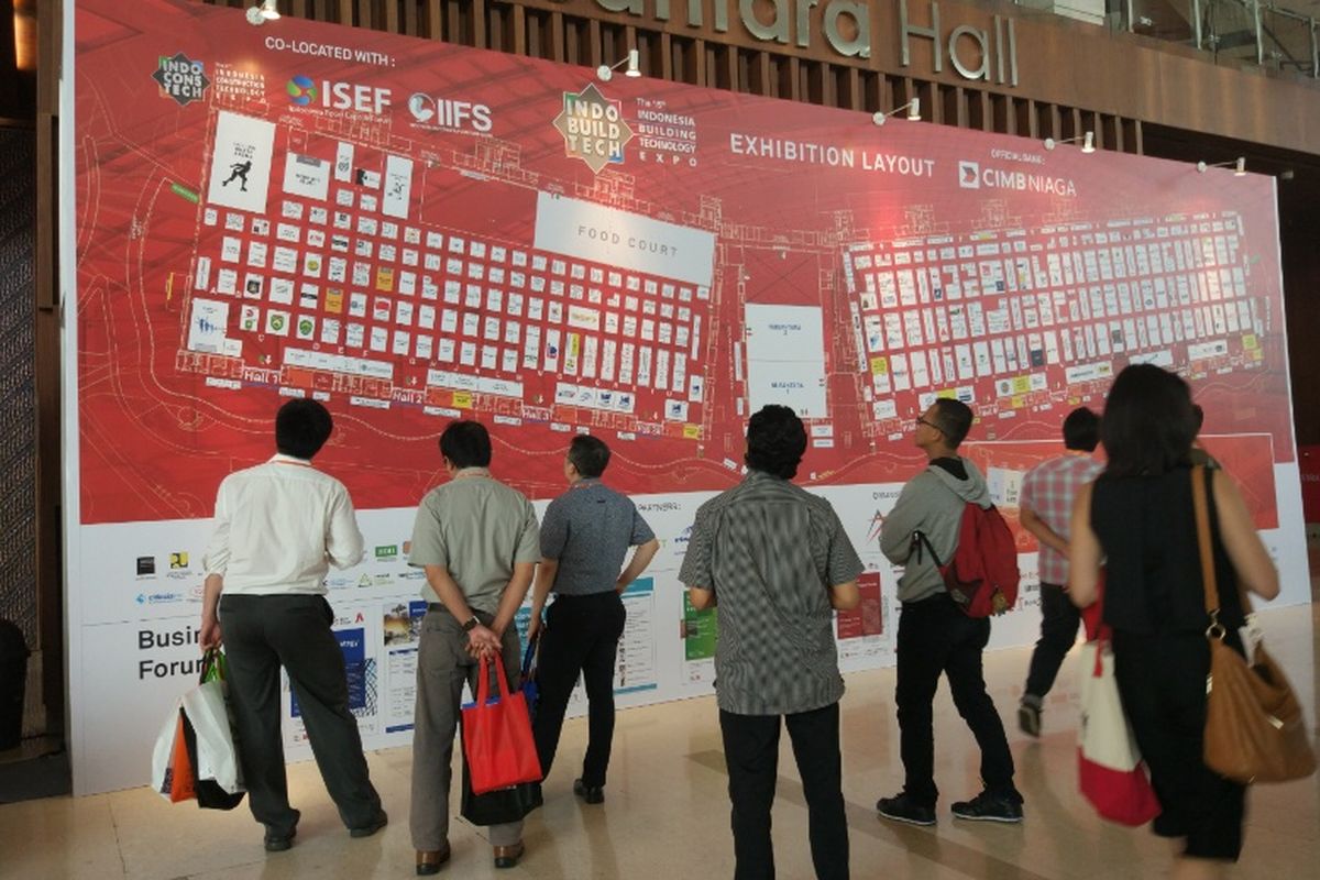 Para pengunjung tengah melihat peta letak booth peserta pameran Indobuildtech di Indonesia Convention and Exhibithion (ICE) BSD City, Tangerang, Rabu (17/5/2017). 