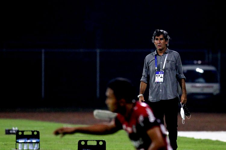 Pelatih Bali United Stefano Cugurra saat pertandingan pekan 25 Liga 1 2021-2022 melawan PSS Sleman yang berakhir dengan skor 1-0 di Stadion I Gusti Ngurah Rai Denpasar, Rabu (16/2/2022) malam.