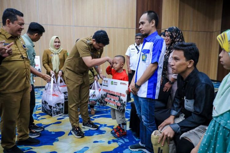 Wali Kota Medan Bobby Nasution menyerahkan bansos bagi disabilitas tahun anggaran 2023 secara simbolis dalam peringatan Hari Disabilitas Internasional tingkat Kota Medan 2023 di Medan, Selasa (28/11/2023).  