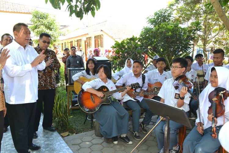Wakil Gubernur Jawa Barat Deddy Mizwar tengah mengobrol dengan anggota ekstrakurikuler orkestra di salah satu SMA di Jabar.