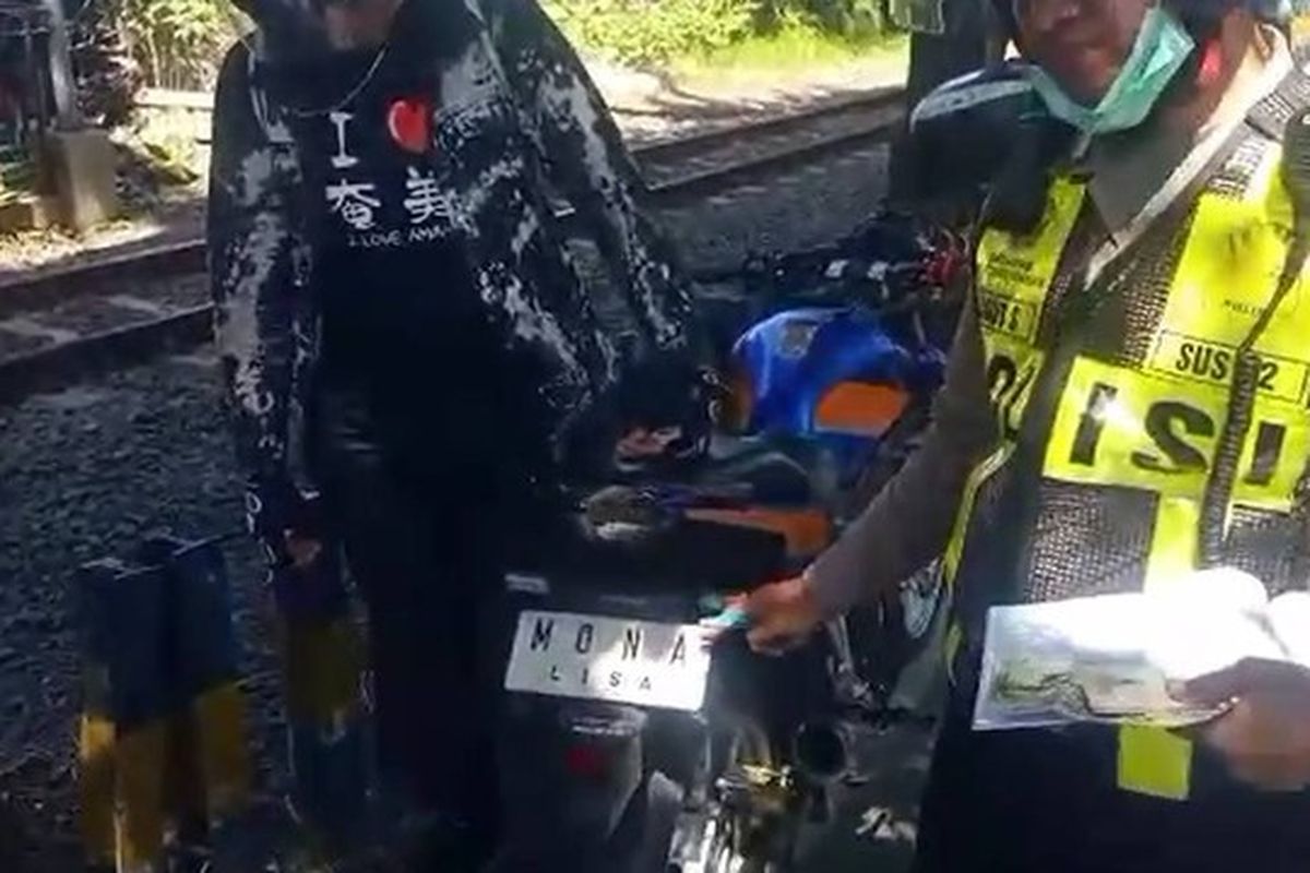 Sepeda motor dengan plat nomor 'Mona Lisa'