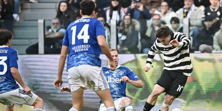 Penyerang Juventus, Kenan Yildiz, berebut bola dengan bek Como, Ivan Smolcic, pada laga Serie A Italia antara Juventus dan Como di stadion Allianz di Turin pada 21 Februari 2026.