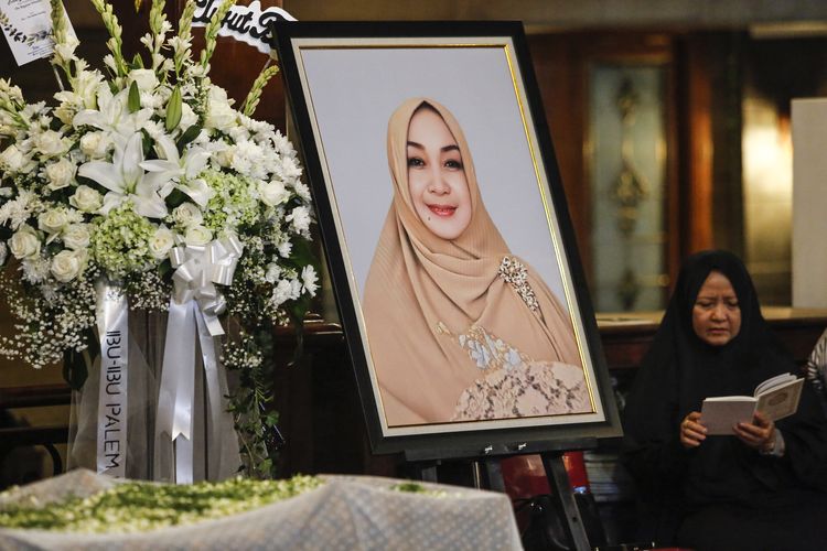 Seorang kerabat membaca Al Quran di samping jenazah istri Wiranto di rumah duka, Bambu Apus, Jakarta, Minggu (16/11/2025). Rugaiya Usman adalah istri dari Wiranto yang meninggal di Bandung pada Minggu (16/11) jenazah akan dimakamkan pada Senin (17/11) di Solo. ANTARA FOTO/Asprilla Dwi Adha/YU