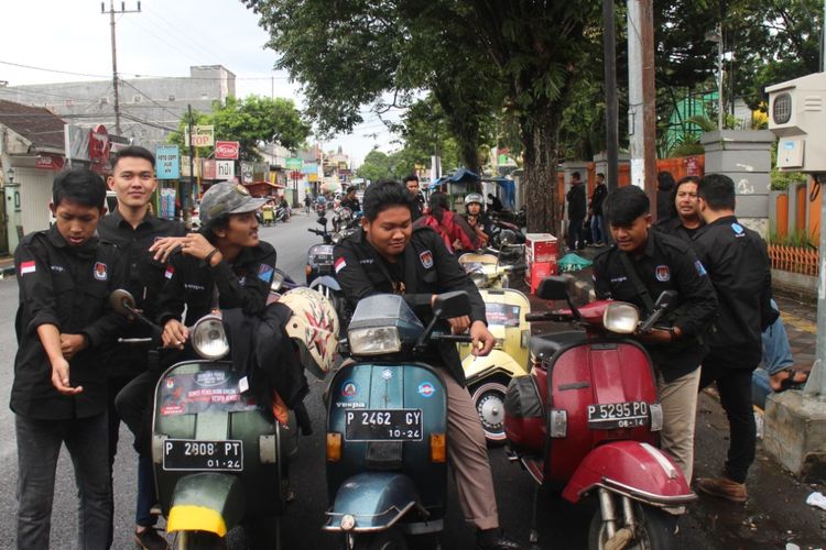 Para penggemar vespa saat ikut mensosialisasikan PIlkada 2020 dengan mengelilingi kota Jember