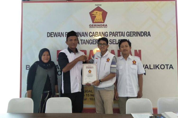 Setelah mendaftarkan diri melalui PDI-P dan PSI, pedagang galon isi ulang, Yusrianto juga mengambil formulir penjaringan bakal calon wali kota Tangerang Selatan melalui partai Gerindra.