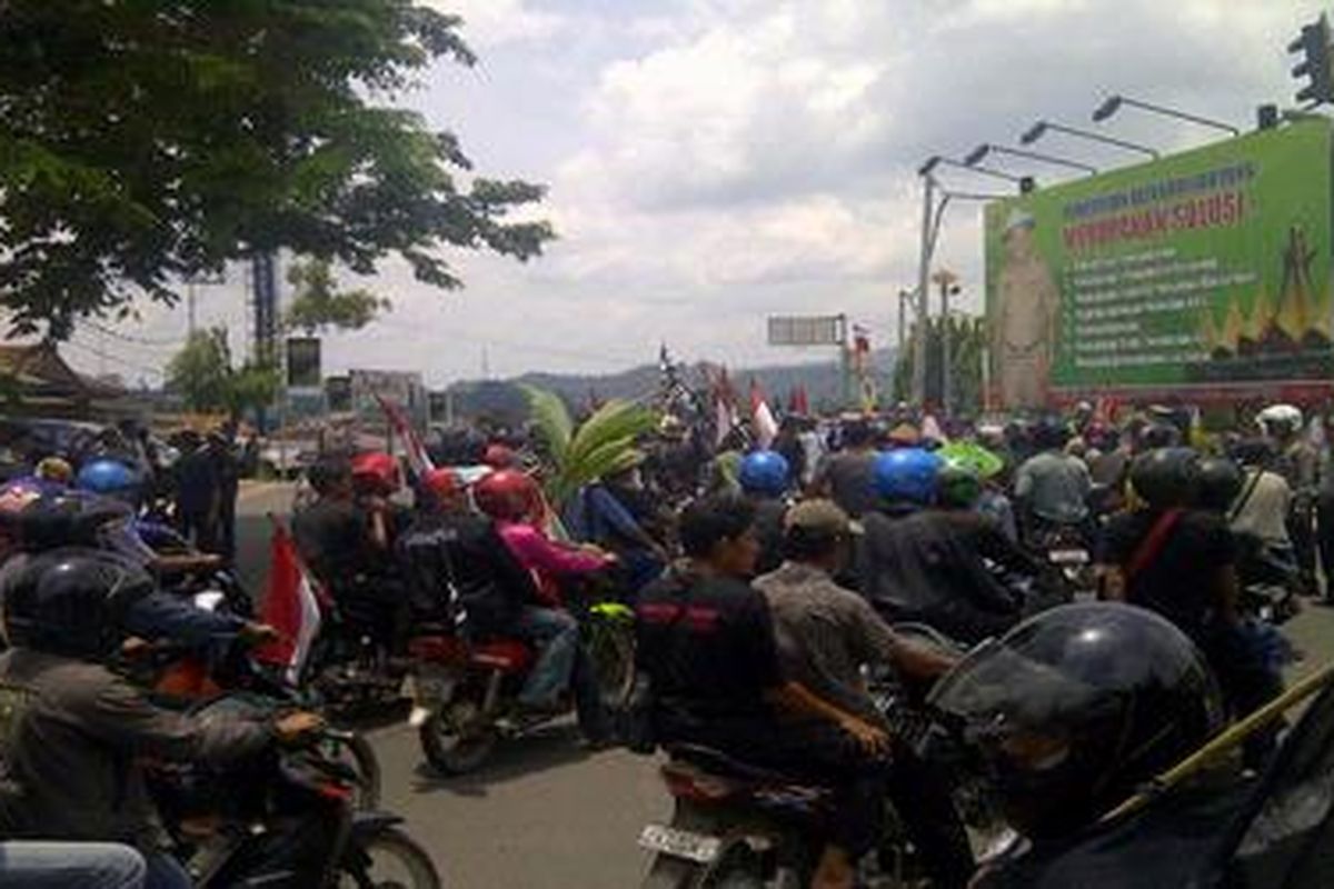 Ribuan petani yang tergabung daam Dewan Rakyat Lampung memenuhi jalan Walter Mongonsidi, Bandar Lampung, Kamis (15/3/2012). Mereka menolak rencana impor jagung.