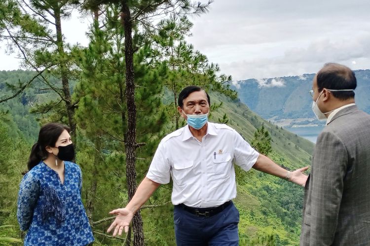 Menko Marves Luhut Binsar Pandjaitan bersama Duta Besar China untuk Indonesia Xiao Qian dan Wakil Menteri Pariwisata dan Ekonomi Kreatif Angela Tanoesoedibjo di The Kaldera – Toba Nomadic Escape di Desa Sibisa Pardamaian, Kecamatan Ajibata, Kabupaten Toba, Sumatera Utara, Jumat (18/12/2020)