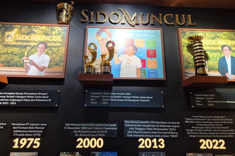 Deretan penghargaan Sido Muncul, termasuk Indonesia SDGs Action Awards 2025, dipajang di area kantor Sido Muncul di Cipete, Jakarta Selatan. 
